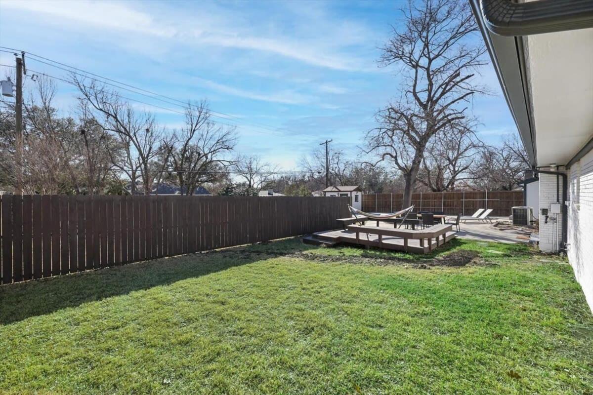 Stunning W Beautiful Yard Big Groups Holiday home Dallas