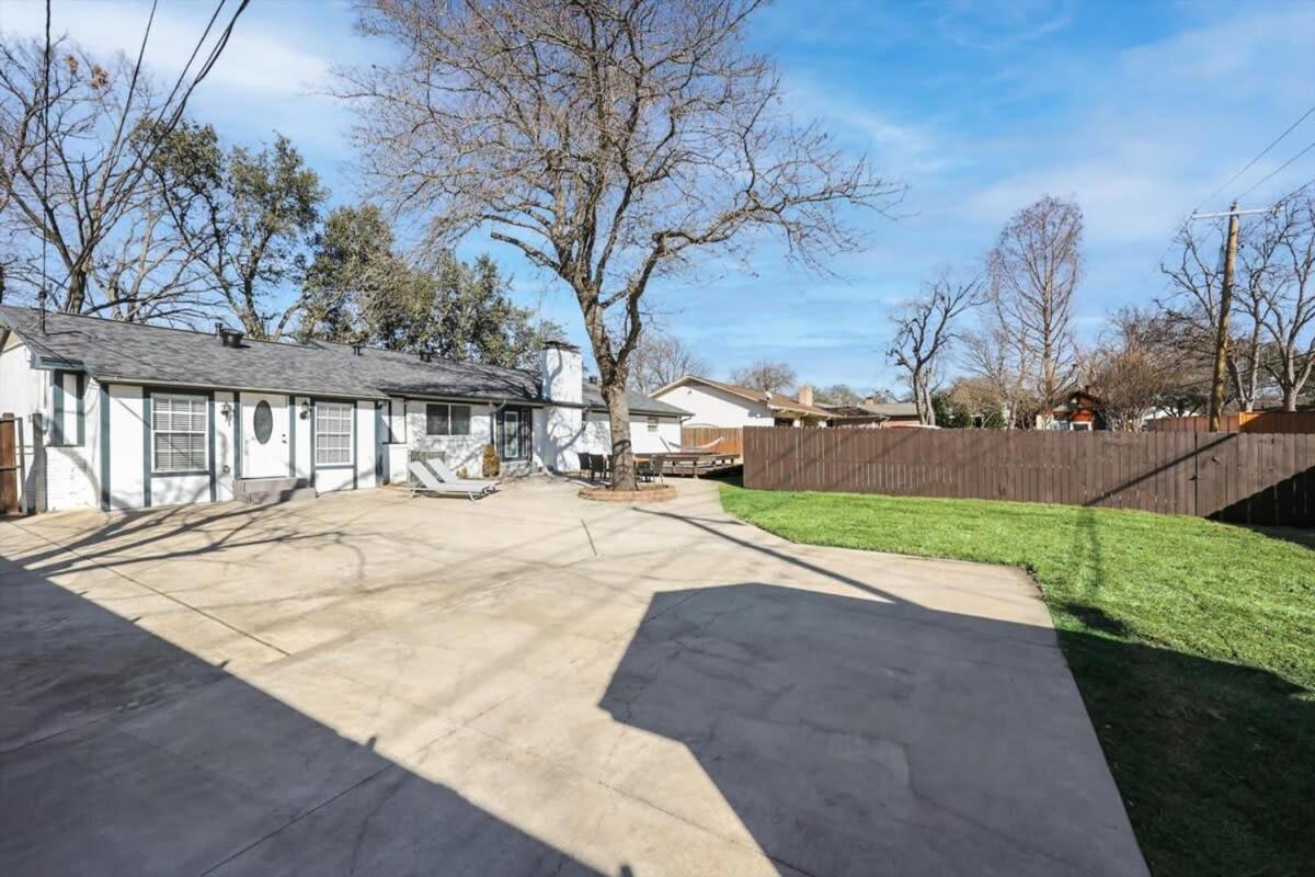 Holiday home Stunning W Beautiful Yard Big Groups