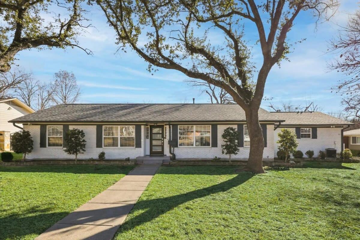 Stunning W Beautiful Yard Big Groups Holiday home Dallas