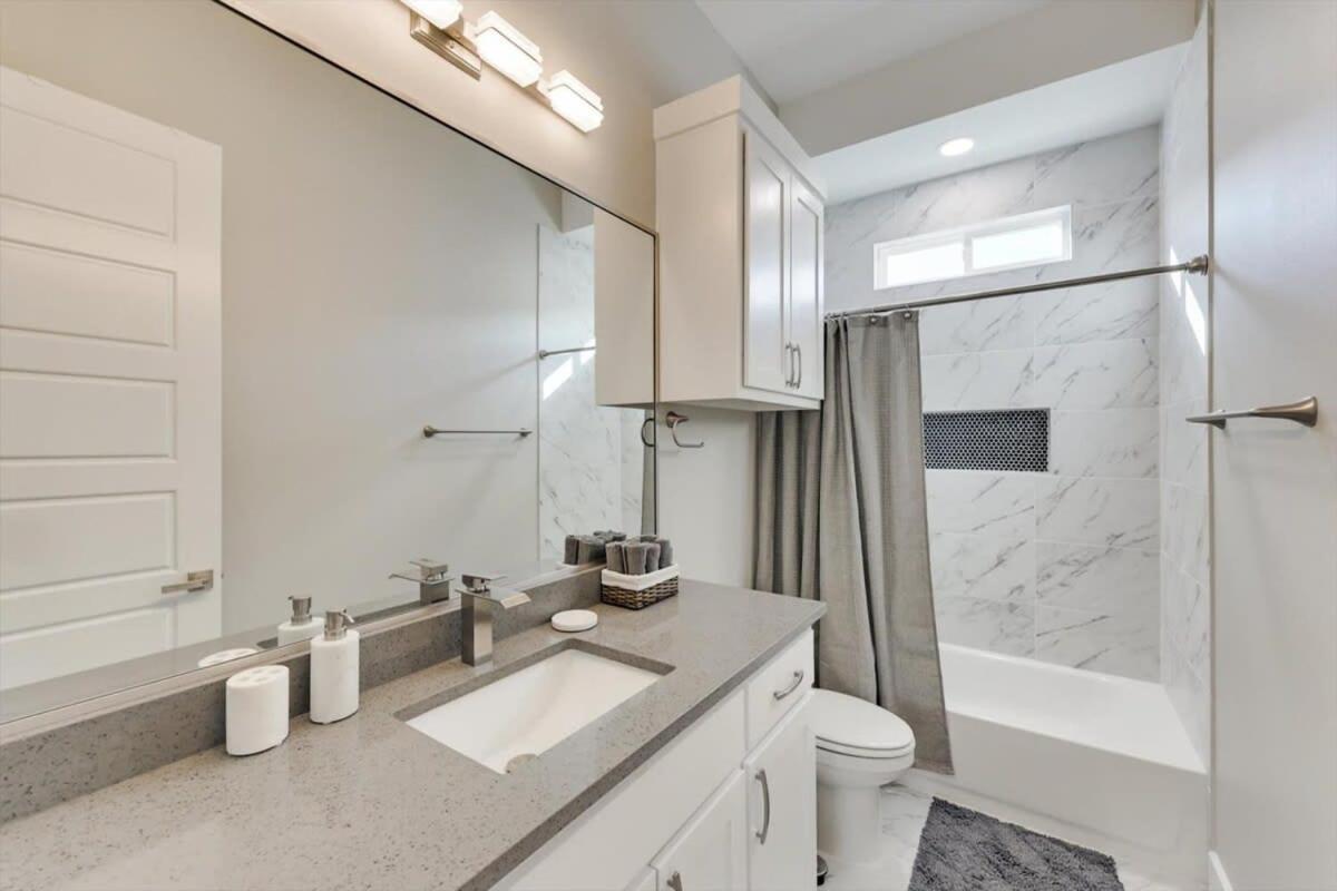 Modern And Spacious High End Near Downtown Holiday home Dallas