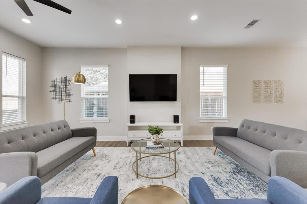 Modern And Spacious High End Near Downtown Holiday home *