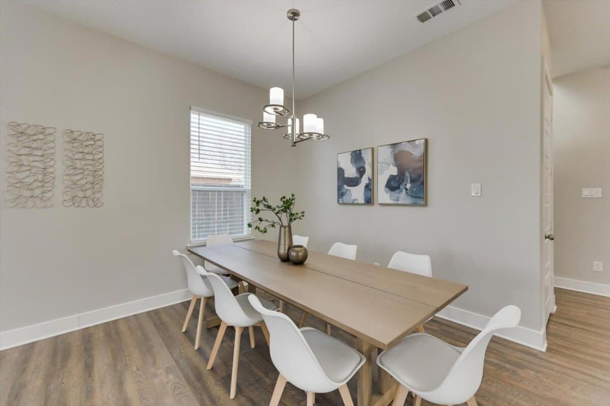 Modern And Spacious High End Near Downtown Holiday home *