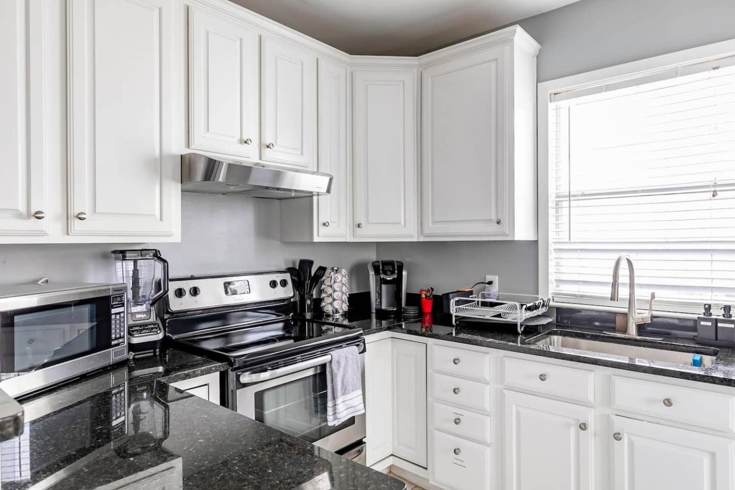 Holiday home Charming 4br Duplex In Oak Lawn Private Backyard *