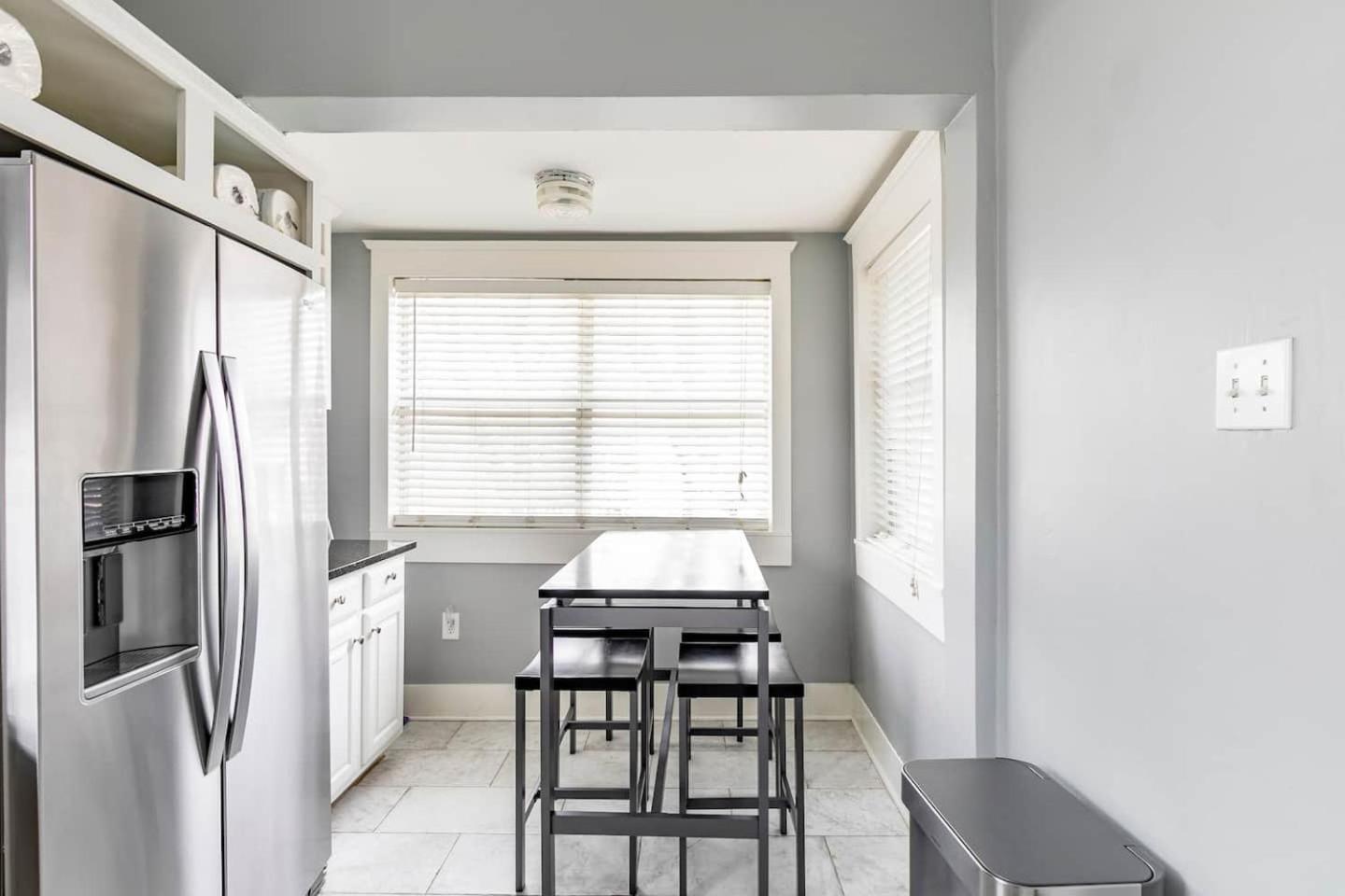Charming 4br Duplex In Oak Lawn Private Backyard Holiday home *