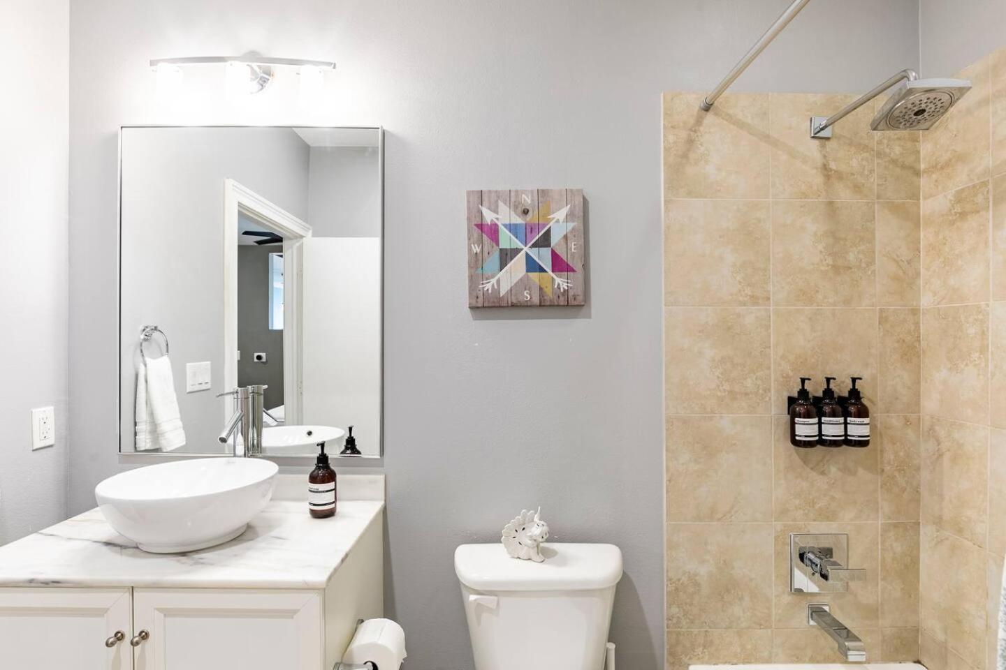 2 Bedroom Oak Lawn Wfh Setups Gated Parking *