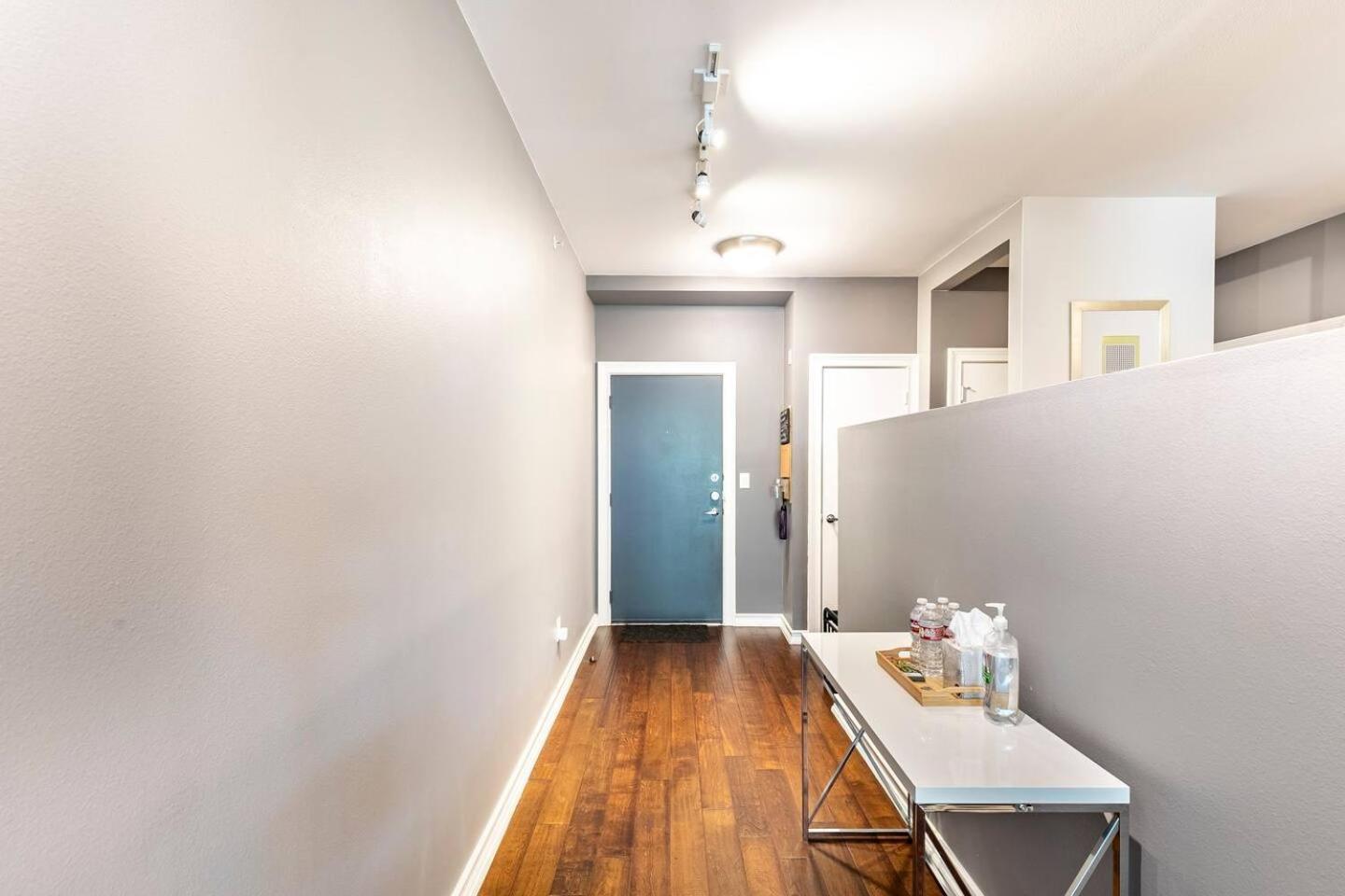 2 Bedroom Oak Lawn Wfh Setups Gated Parking