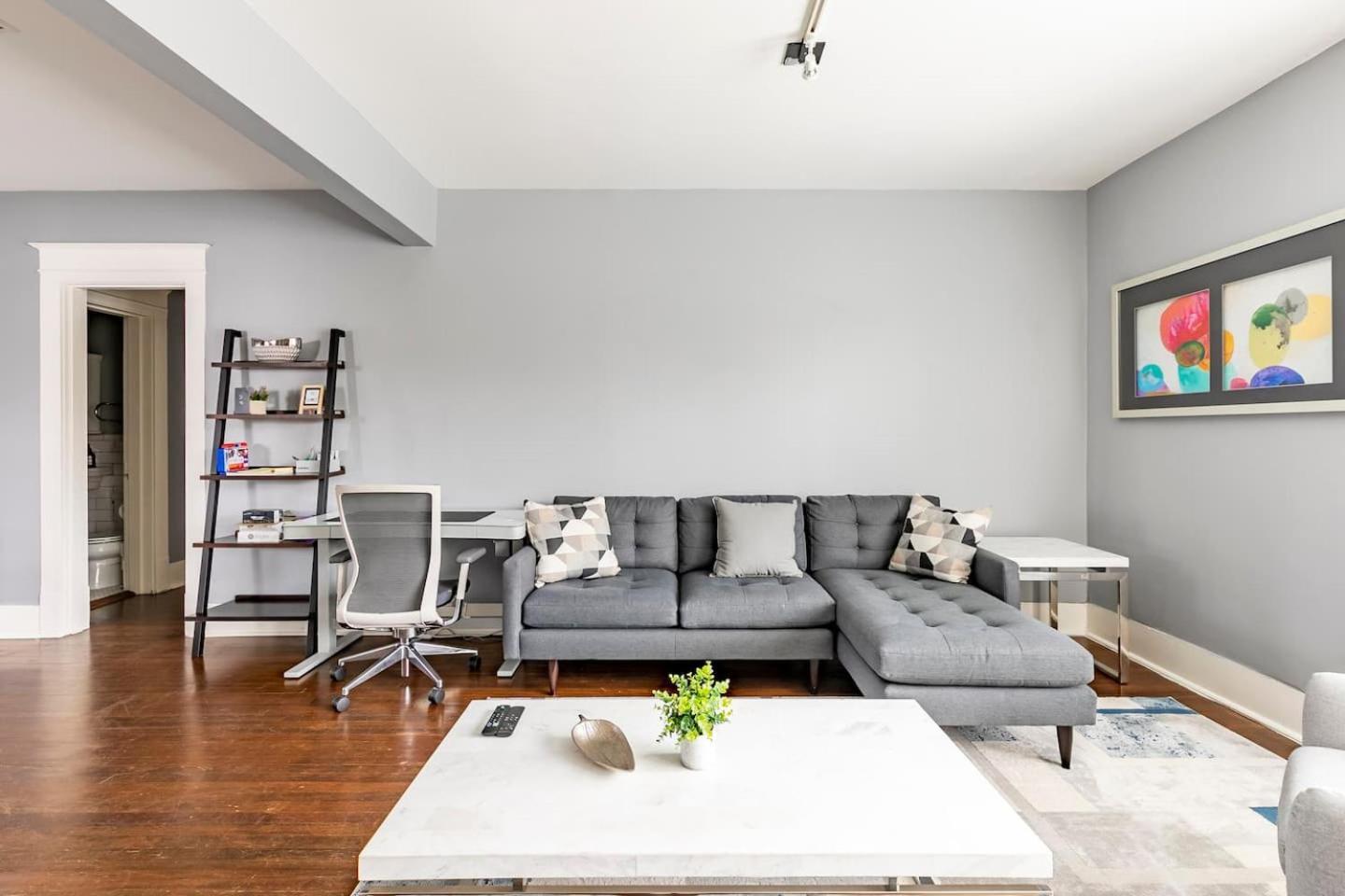 Holiday home Charming 4br Duplex In Oak Lawn Private Backyard