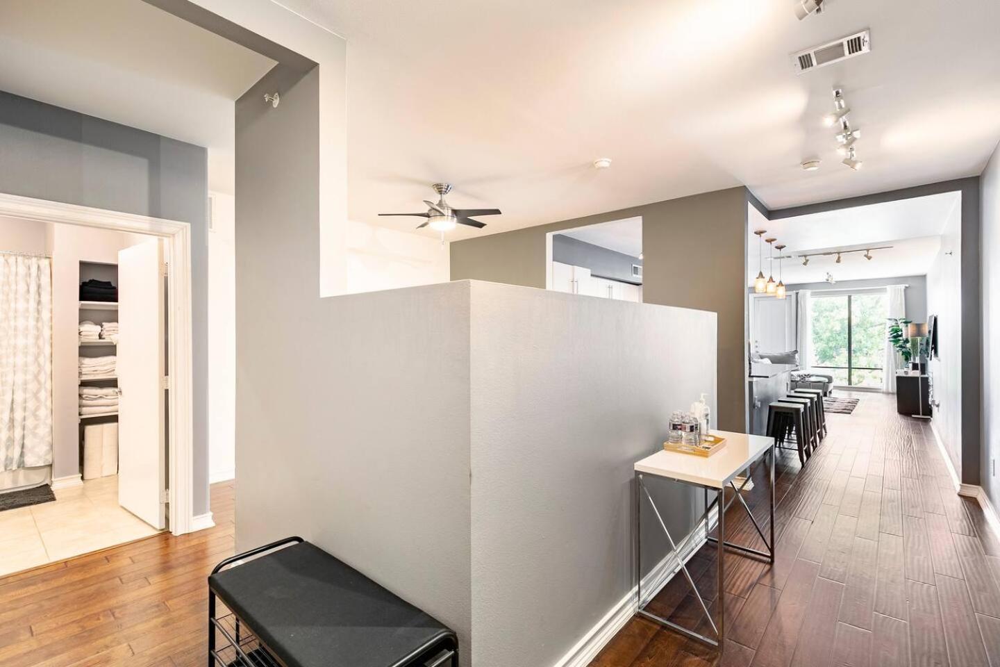 2 Bedroom Oak Lawn Wfh Setups Gated Parking Holiday home Dallas