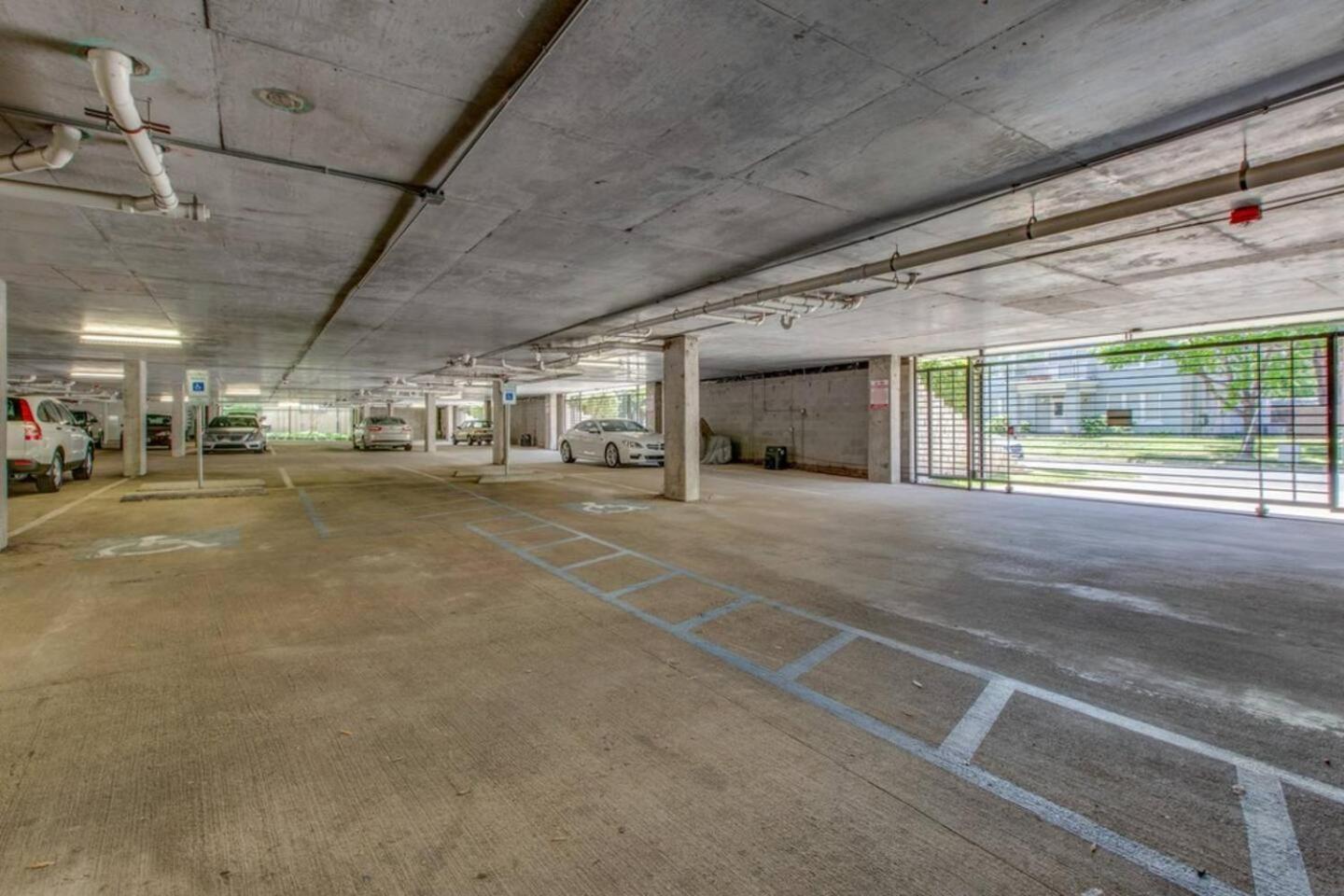 Holiday home 2 Bedroom Oak Lawn Wfh Setups Gated Parking