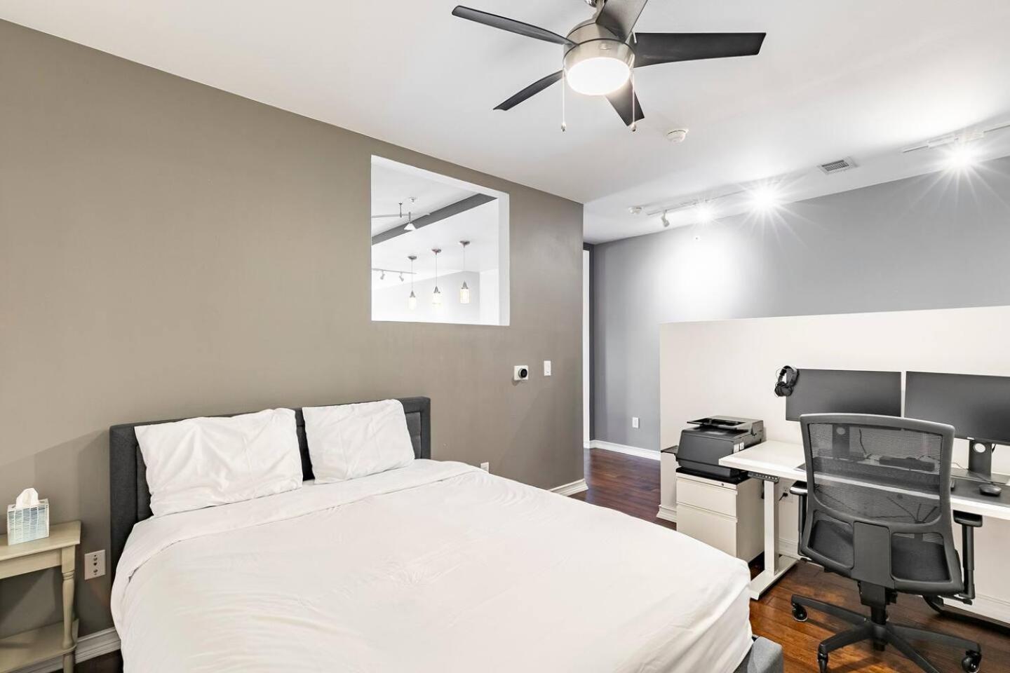 2 Bedroom Oak Lawn Wfh Setups Gated Parking Holiday home Dallas
