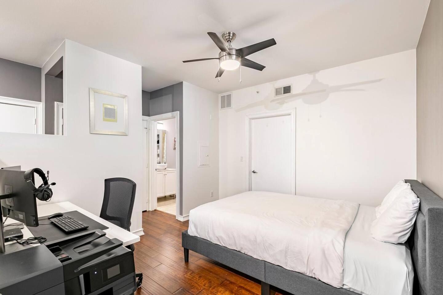 Holiday home 2 Bedroom Oak Lawn Wfh Setups Gated Parking Dallas