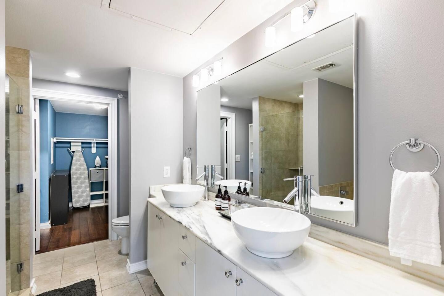 2 Bedroom Oak Lawn Wfh Setups Gated Parking