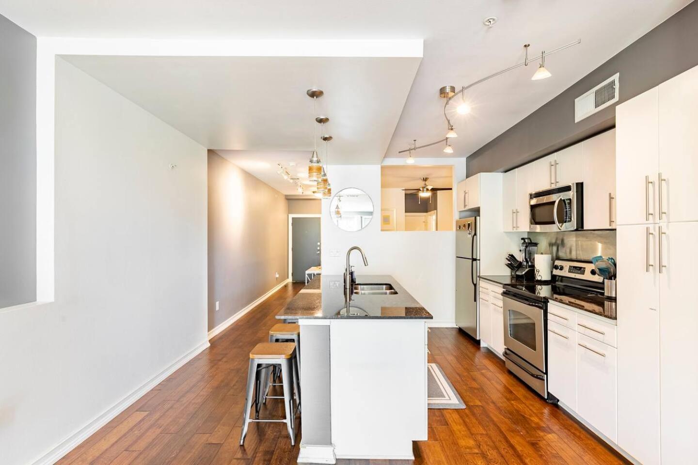 2 Bedroom Oak Lawn Wfh Setups Gated Parking Holiday home Dallas
