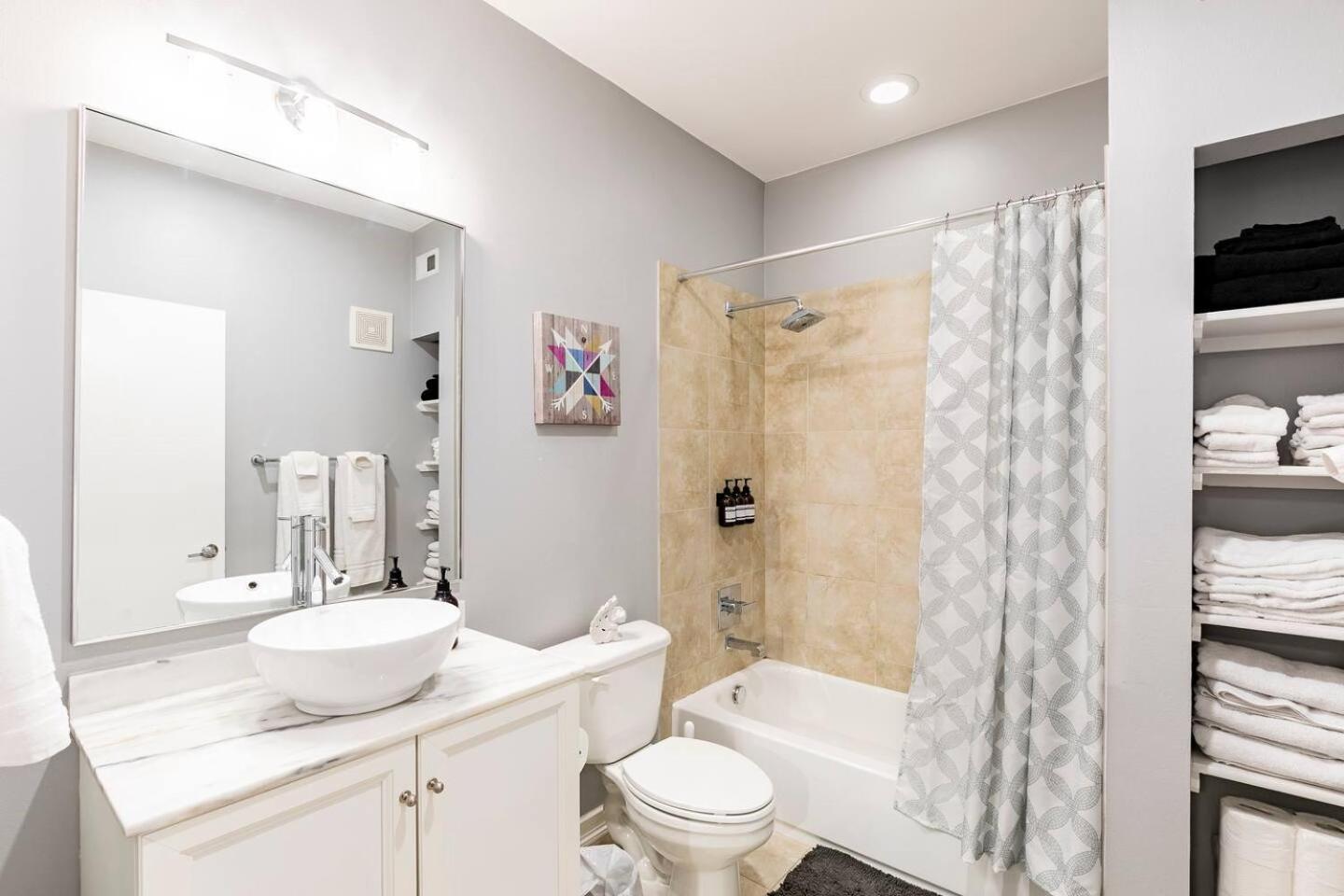 Holiday home 2 Bedroom Oak Lawn Wfh Setups Gated Parking Dallas