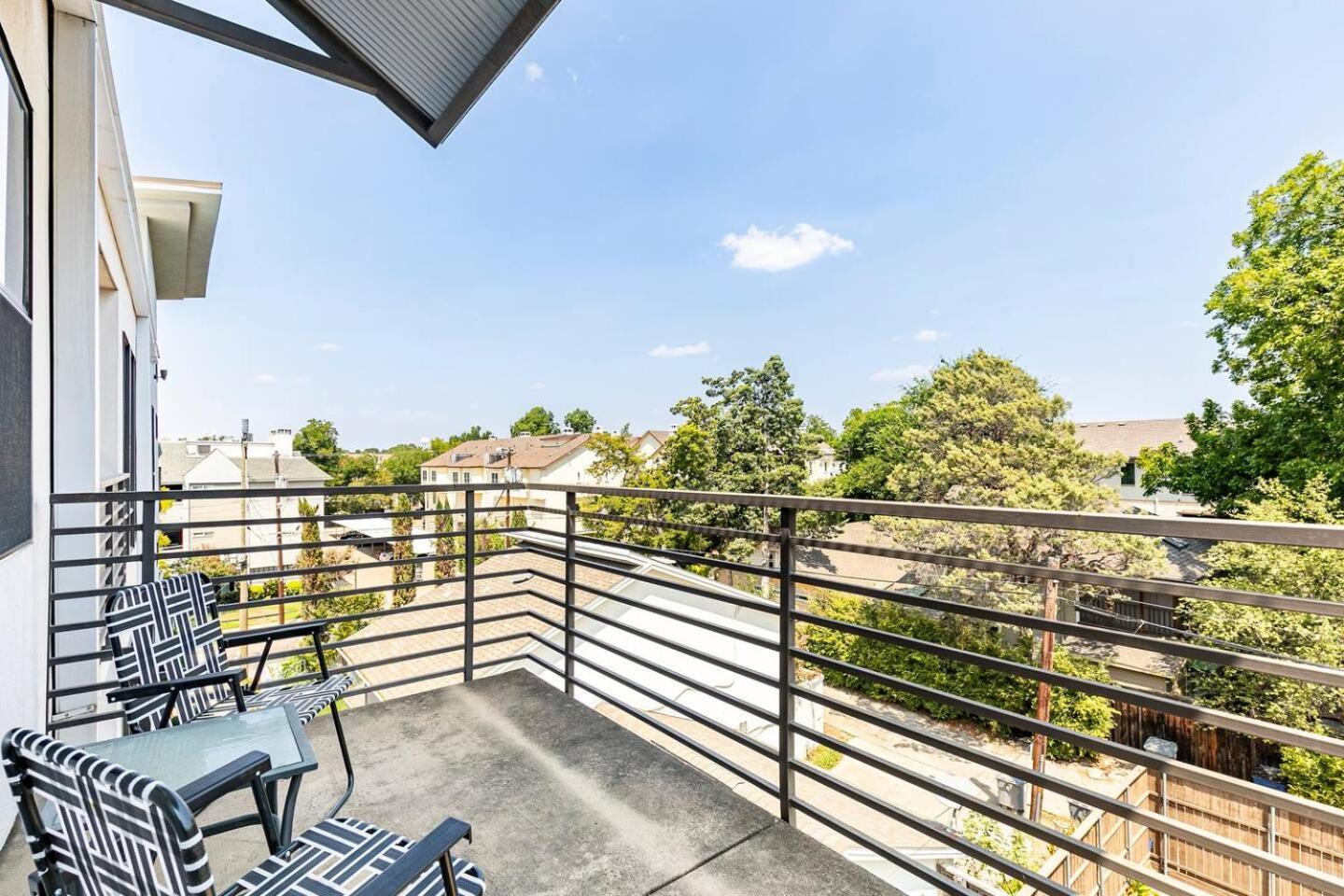 Holiday home 2 Bedroom Oak Lawn Wfh Setups Gated Parking *