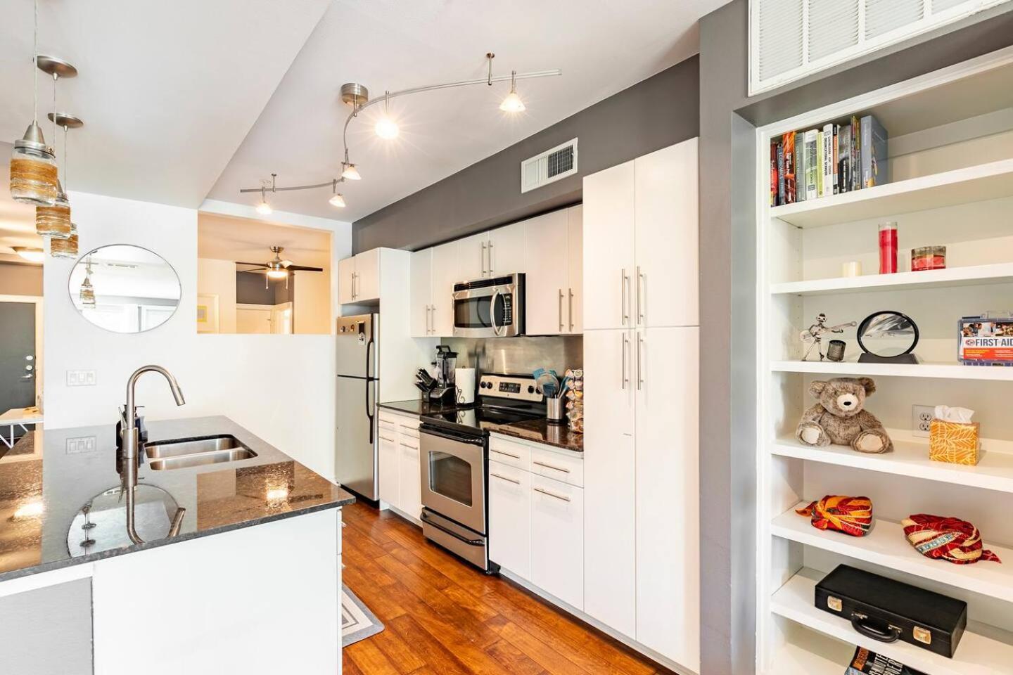 2 Bedroom Oak Lawn Wfh Setups Gated Parking Dallas