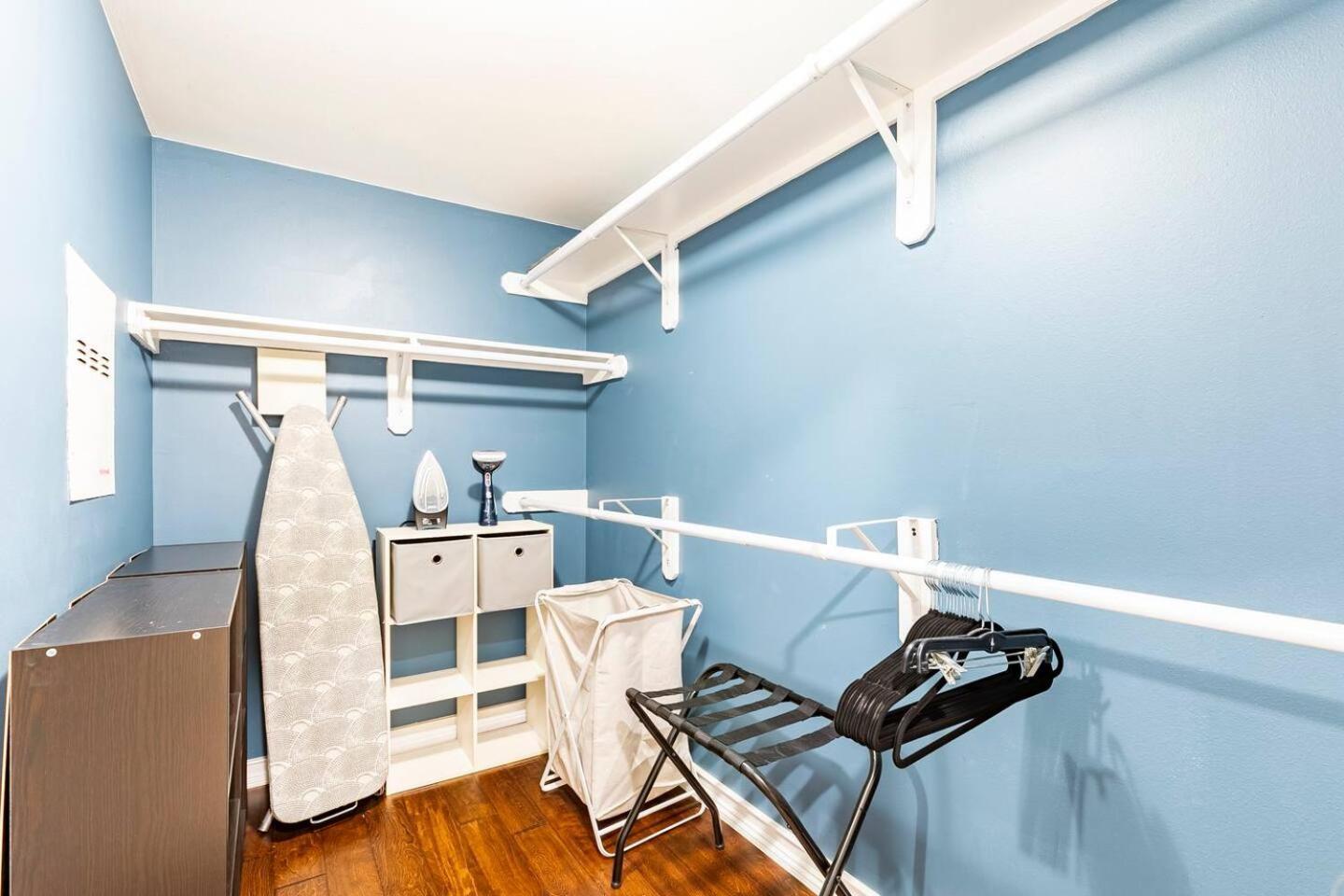 2 Bedroom Oak Lawn Wfh Setups Gated Parking