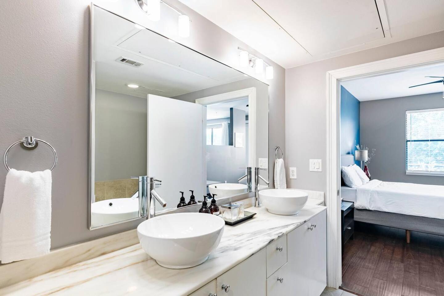 2 Bedroom Oak Lawn Wfh Setups Gated Parking * Dallas