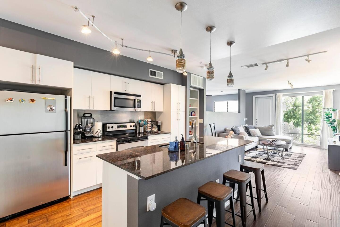 2 Bedroom Oak Lawn Wfh Setups Gated Parking Holiday home