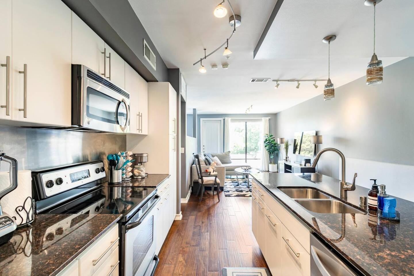 2 Bedroom Oak Lawn Wfh Setups Gated Parking Holiday home *
