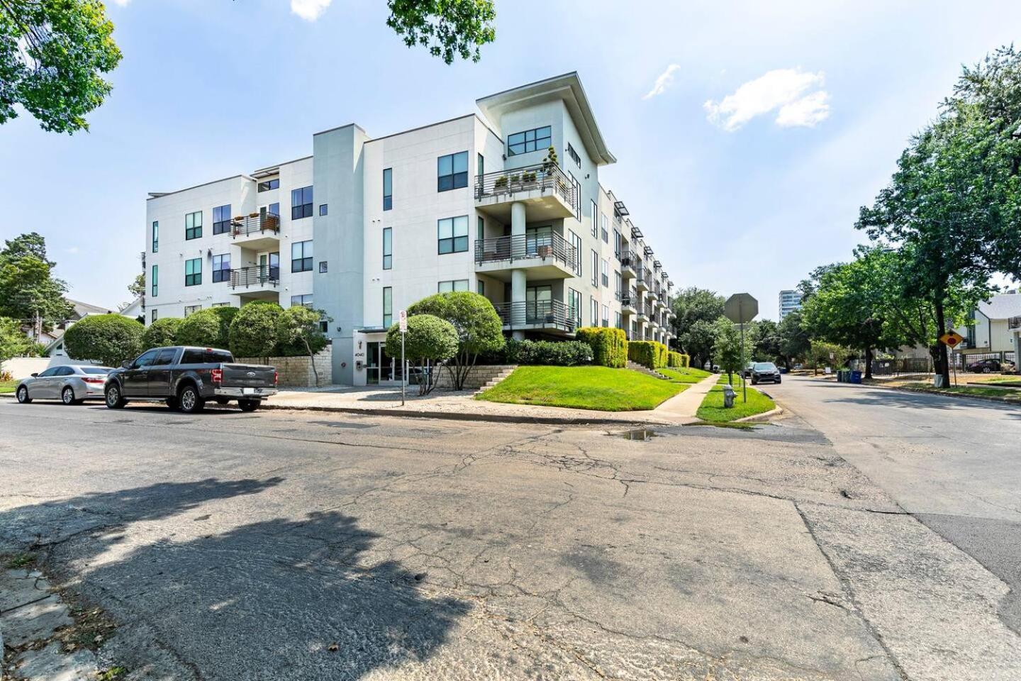 Holiday home 2 Bedroom Oak Lawn Wfh Setups Gated Parking Dallas