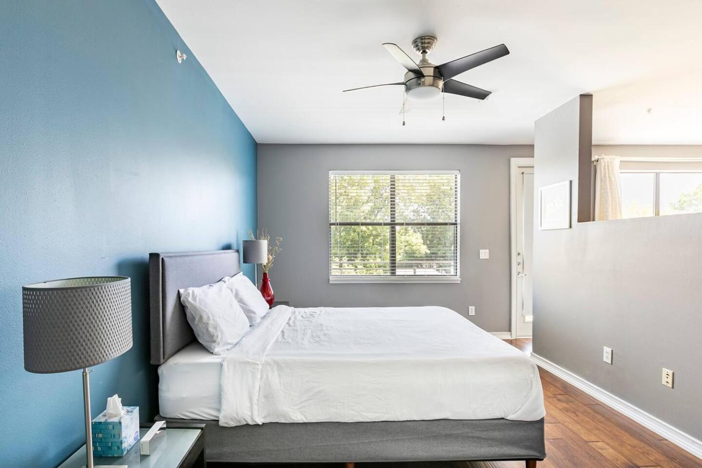 2 Bedroom Oak Lawn Wfh Setups Gated Parking *
