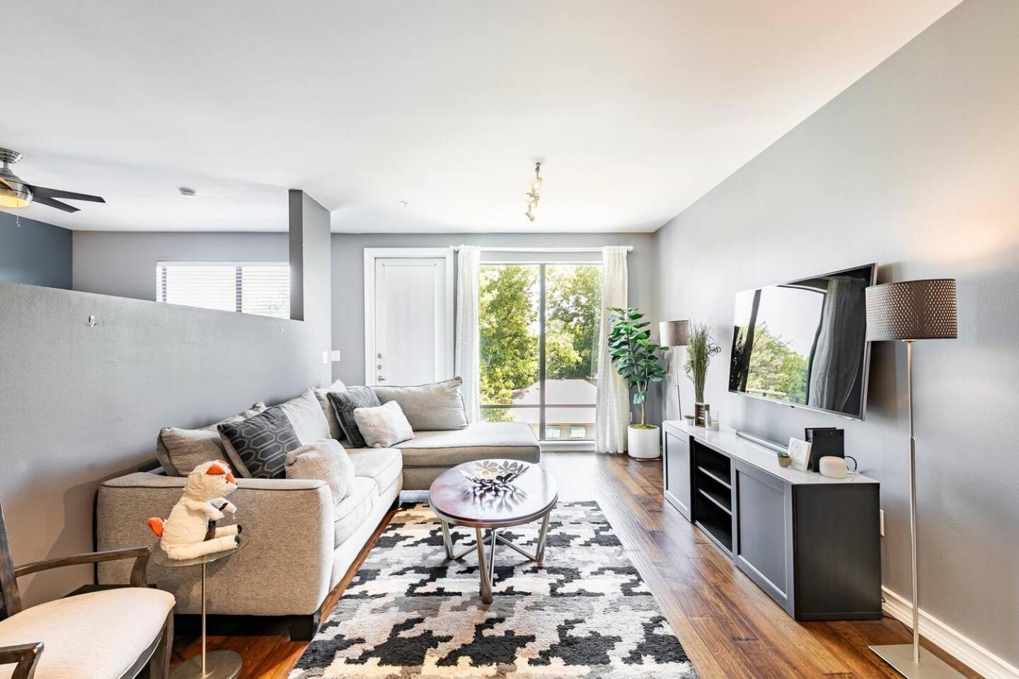 Holiday home 2 Bedroom Oak Lawn Wfh Setups Gated Parking Dallas