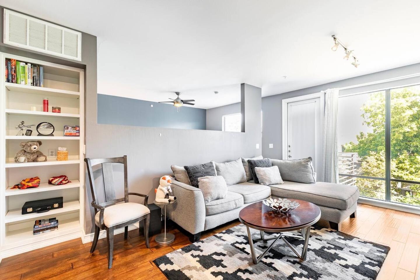 Holiday home 2 Bedroom Oak Lawn Wfh Setups Gated Parking