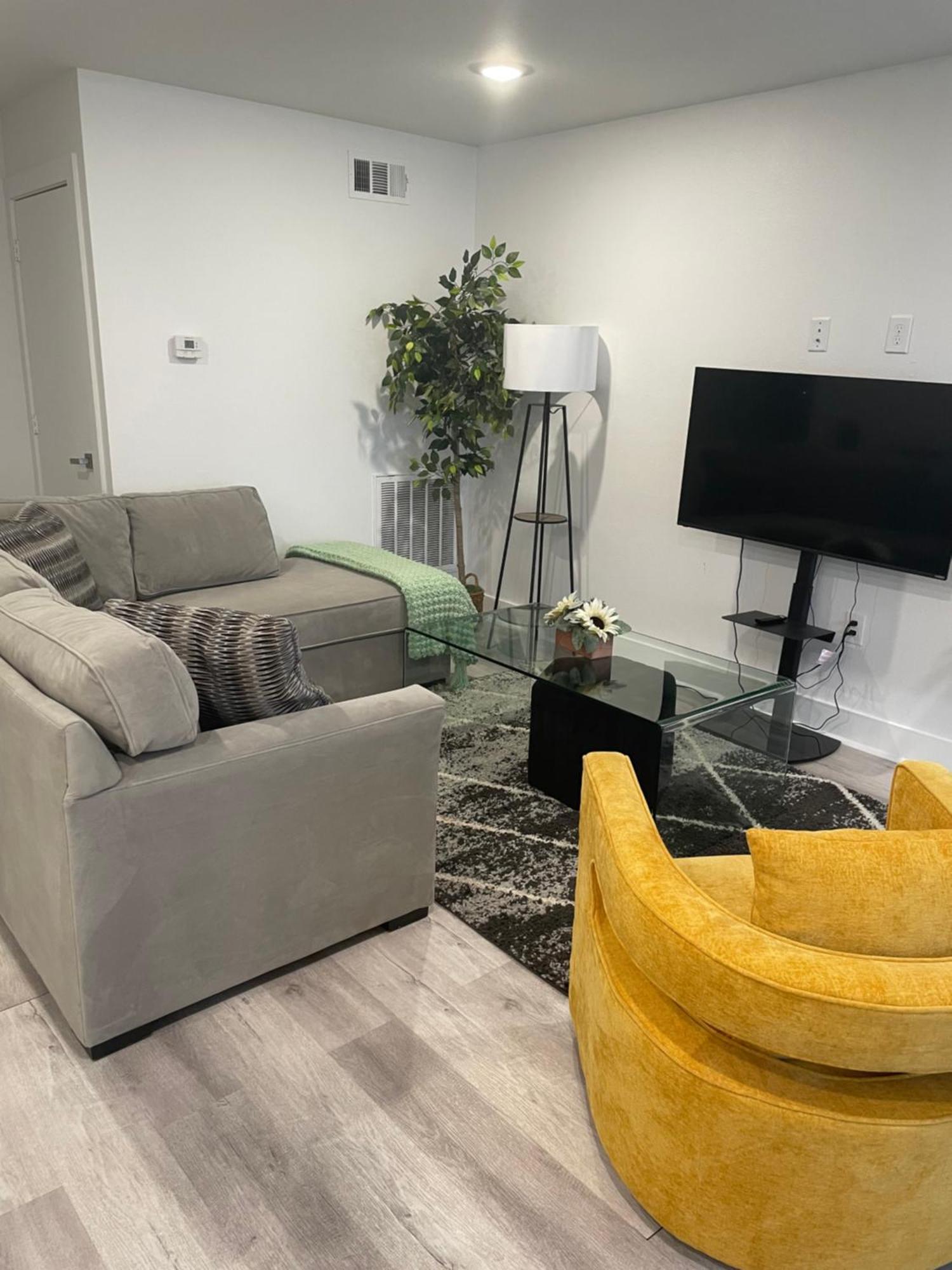 C&c Lofty East Apartment