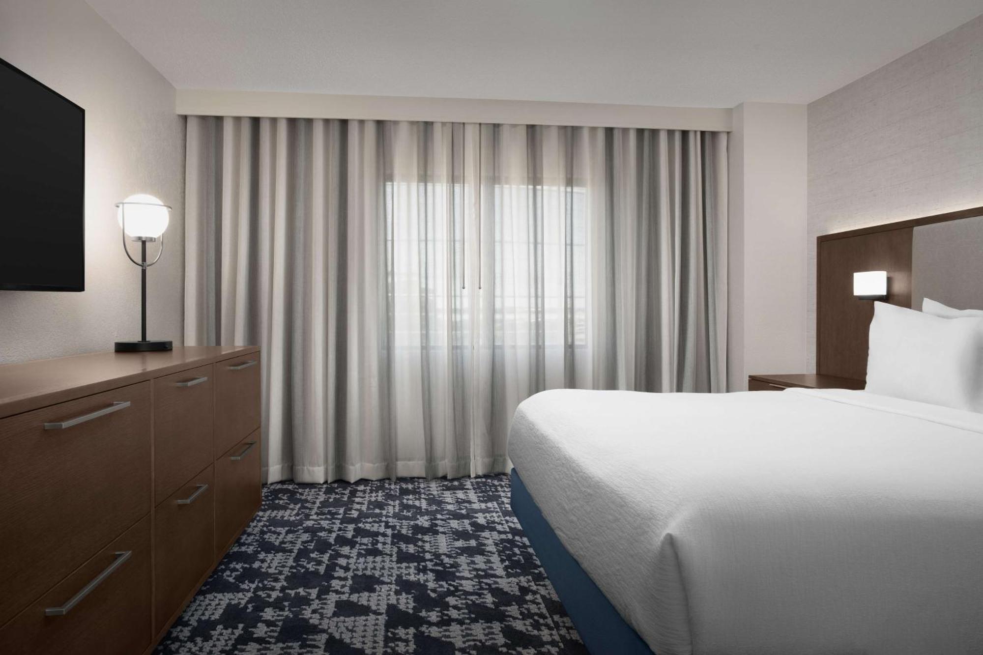 Hotel Embassy By Hilton Near The Galleria 4*