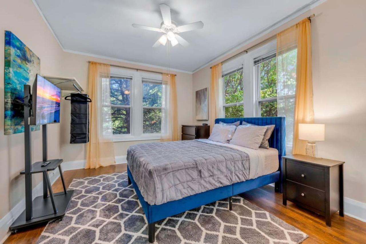 Holiday home New The Wycliff House. Oak Lawn Walkers Paradise *