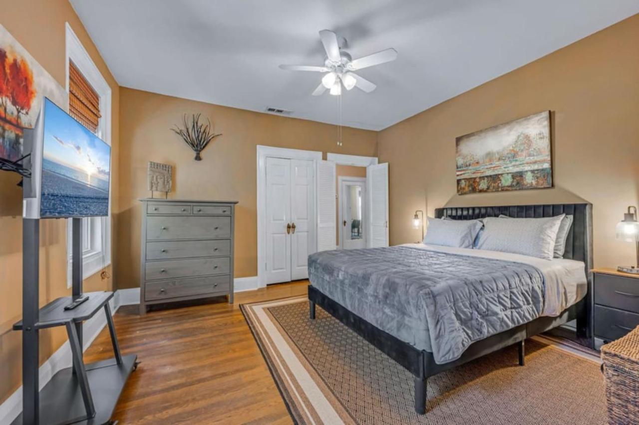 Holiday home New The Wycliff House. Oak Lawn Walkers Paradise *