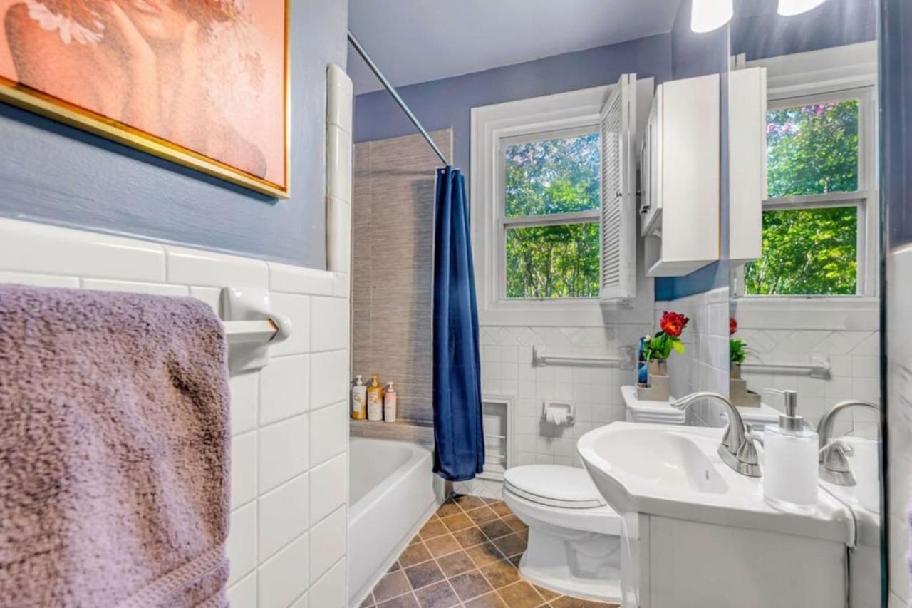 Holiday home New The Wycliff House. Oak Lawn Walkers Paradise