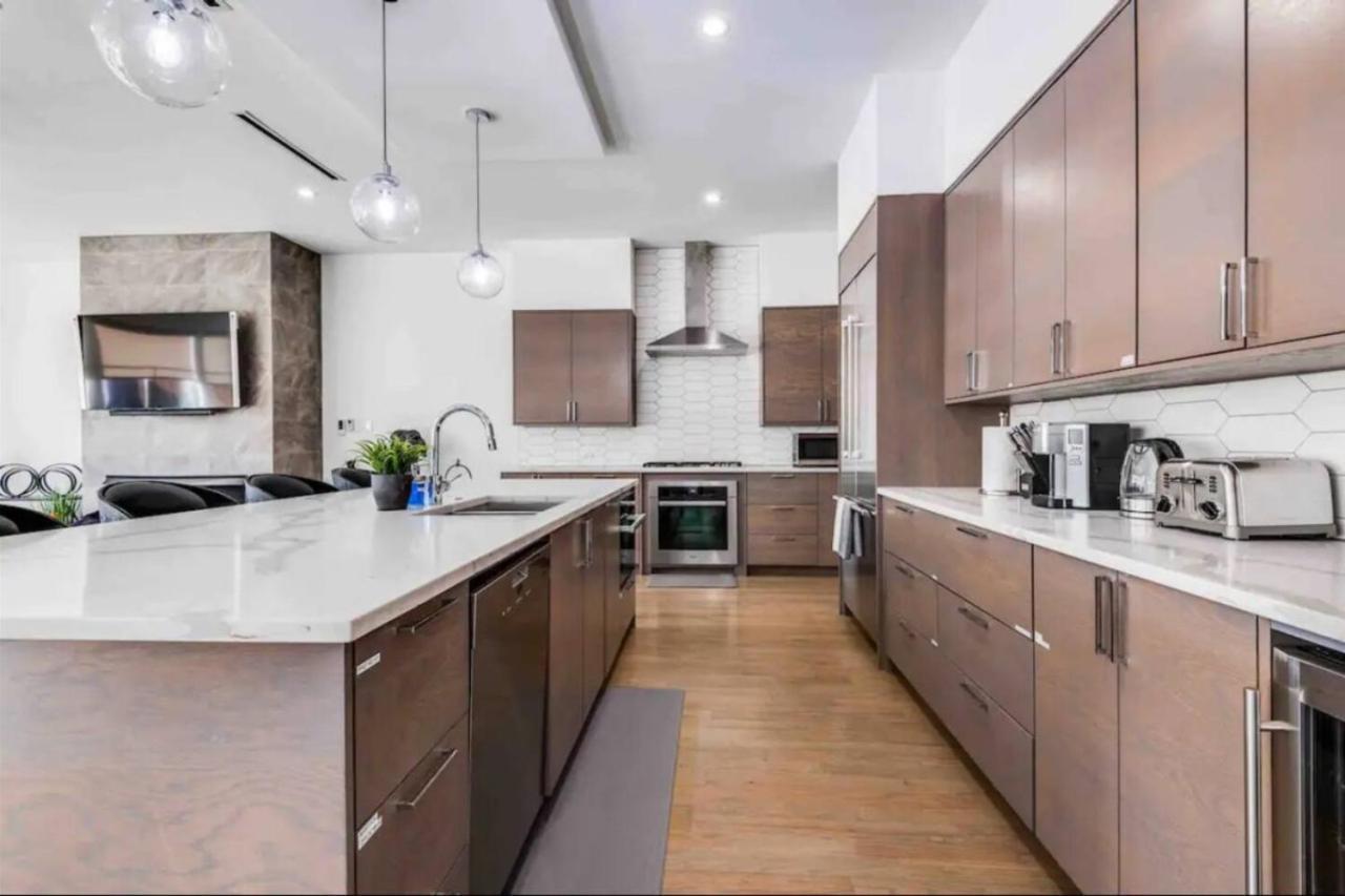 Holiday home New. The Sunset Villa. Centrally Located. Pool. Game Room. Dallas