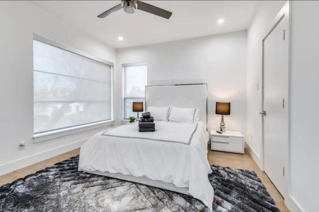 New. The Sunset Villa. Centrally Located. Pool. Game Room.