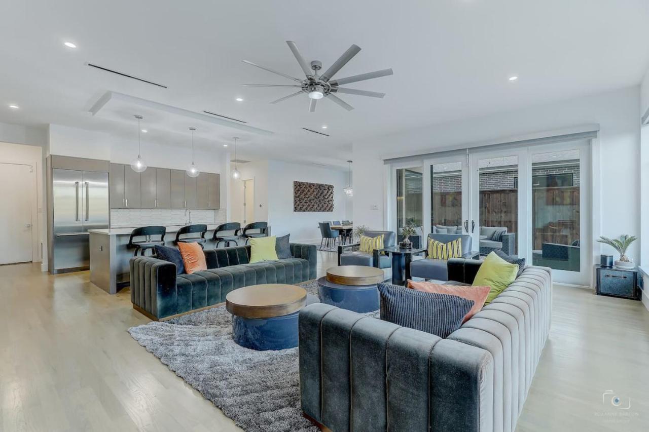 New. The Sunset Villa. Centrally Located. Pool. Game Room. Holiday home Dallas
