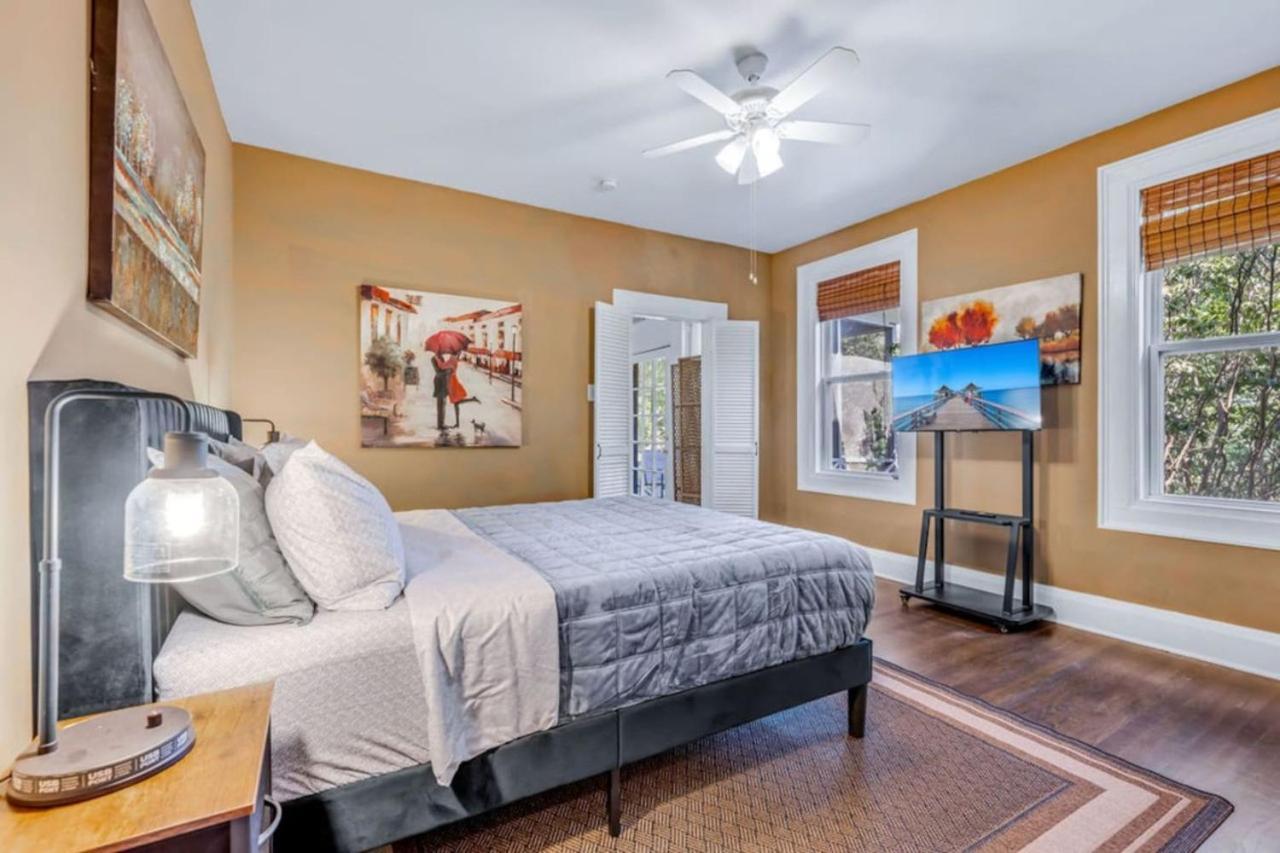 New The Wycliff House. Oak Lawn Walkers Paradise Holiday home