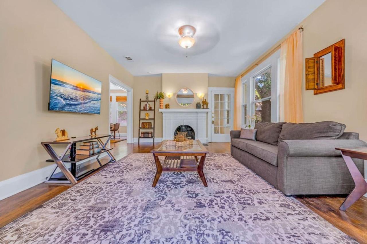 Holiday home New The Wycliff House. Oak Lawn Walkers Paradise *