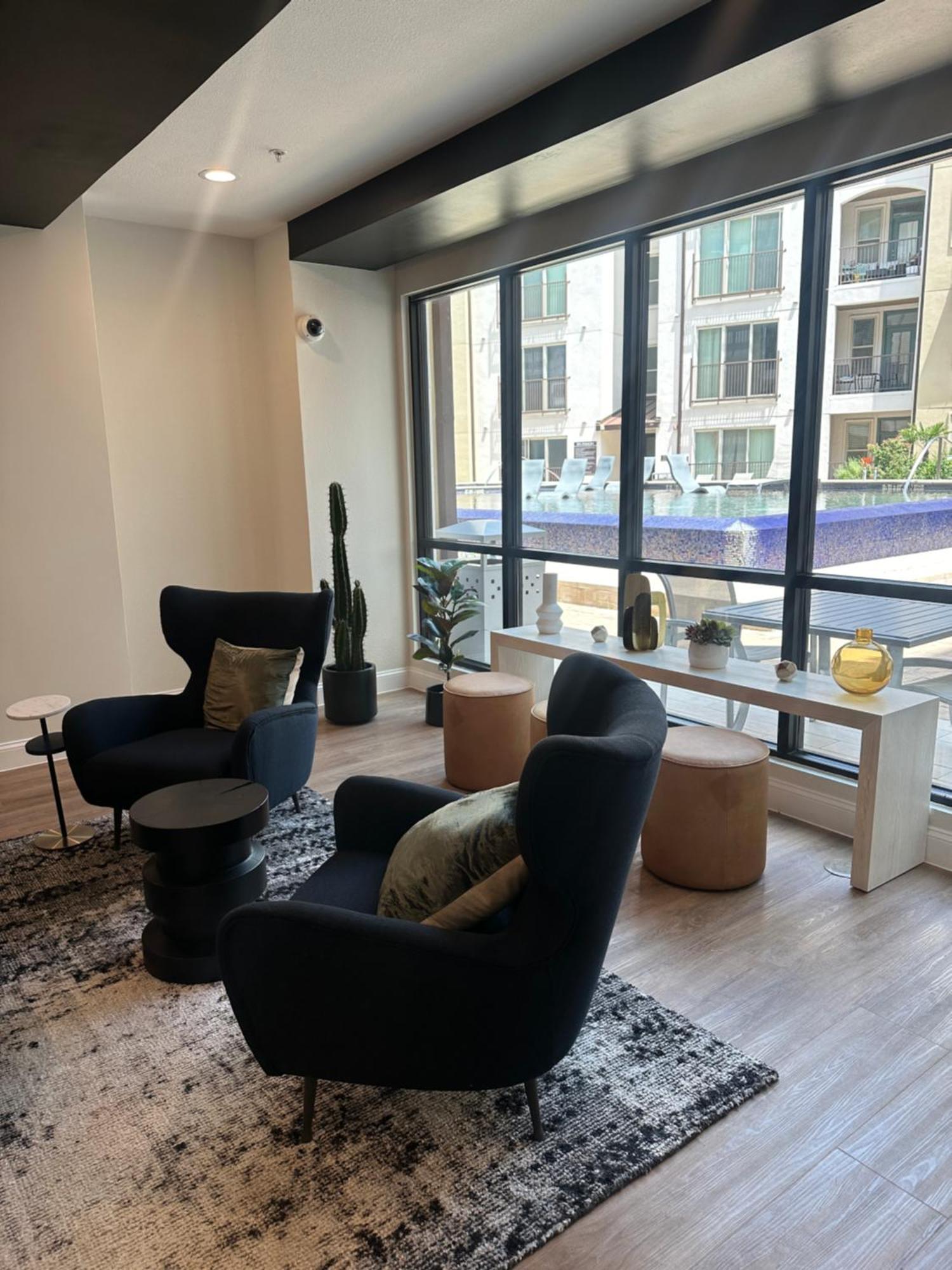Spacious Uptown Gem Free Parking Pet Friendly *