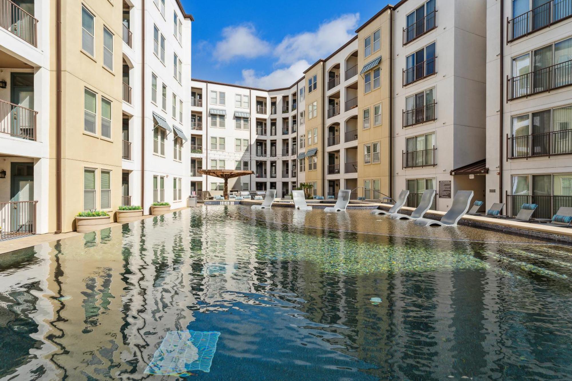 Spacious Uptown Gem Free Parking Pet Friendly Apartment