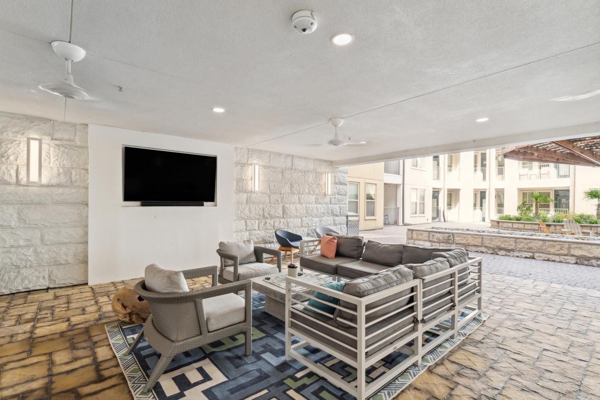 Apartment Spacious Uptown Gem Free Parking Pet Friendly