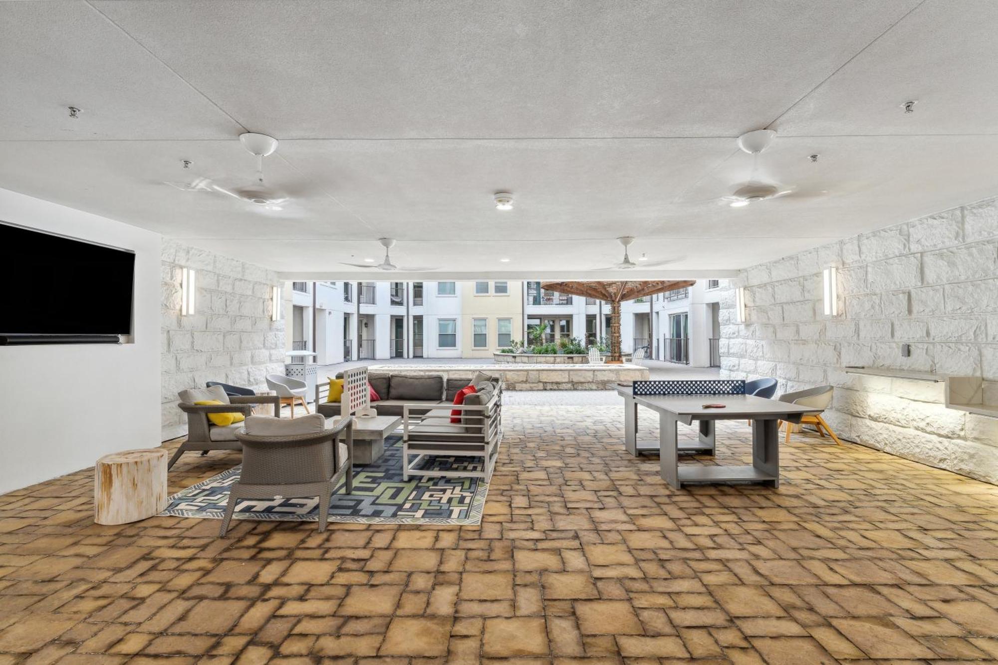 Spacious Uptown Gem Free Parking Pet Friendly Apartment *