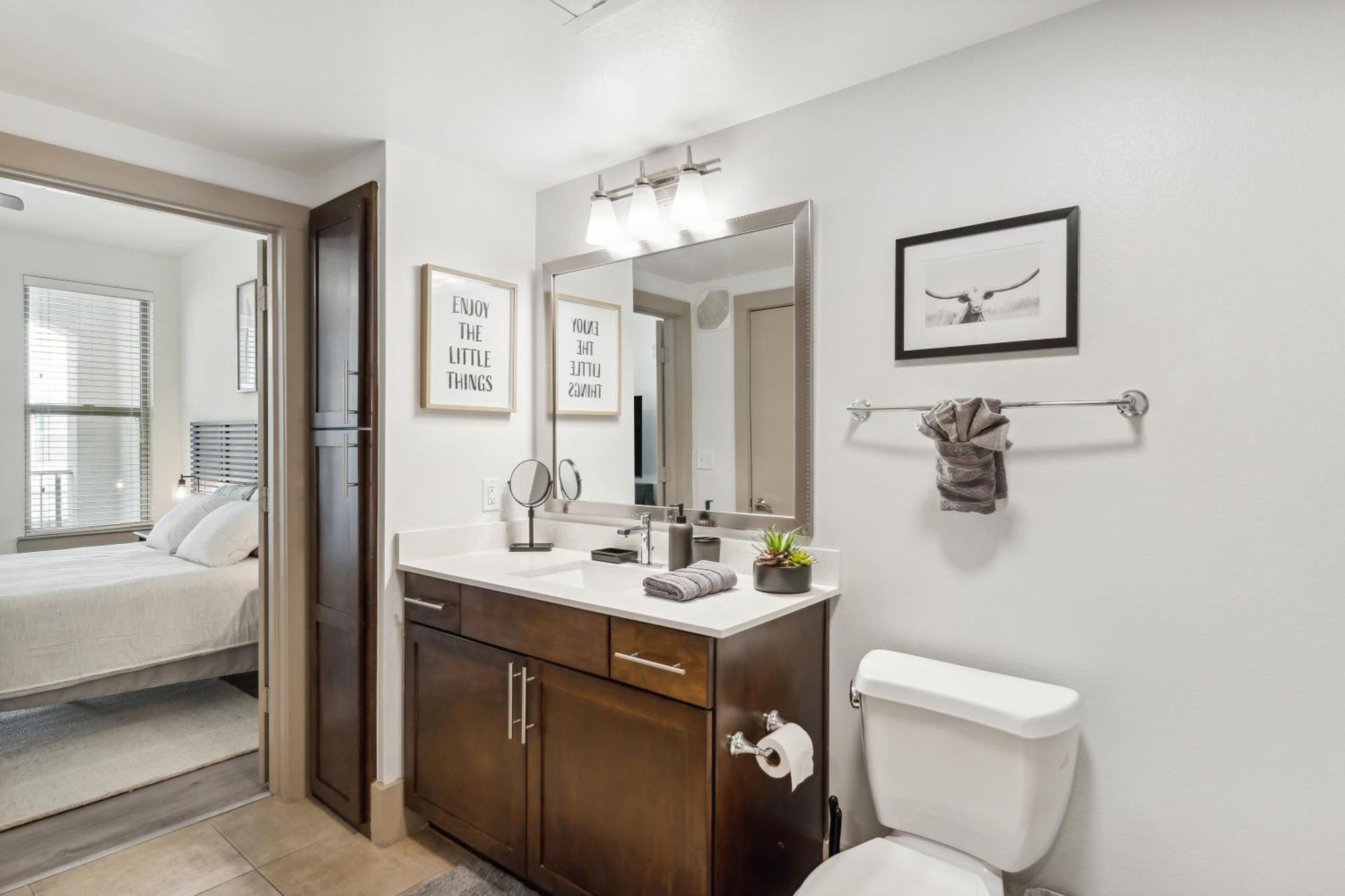 Spacious Uptown Gem Free Parking Pet Friendly *