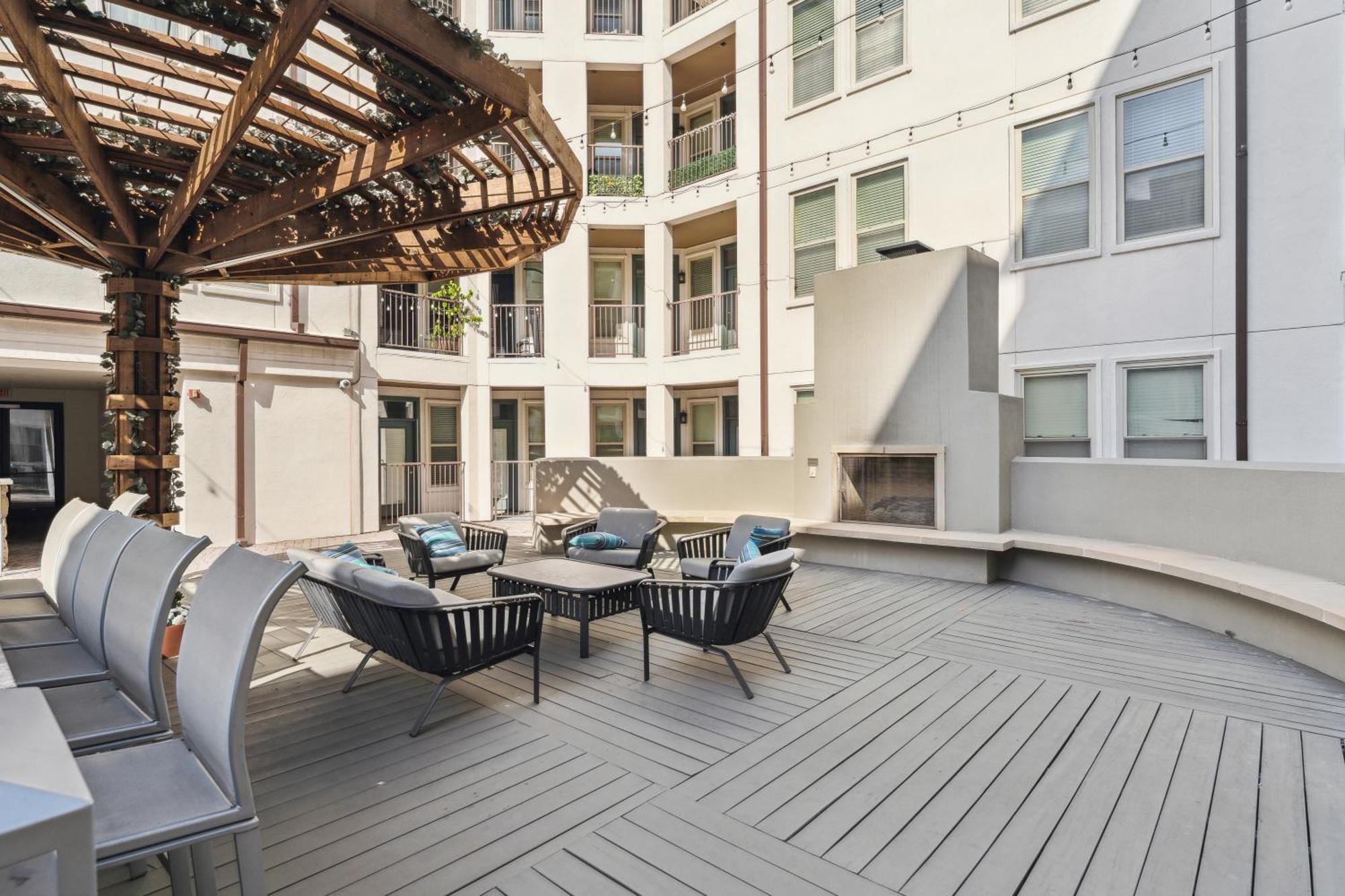 Apartment Spacious Uptown Gem Free Parking Pet Friendly