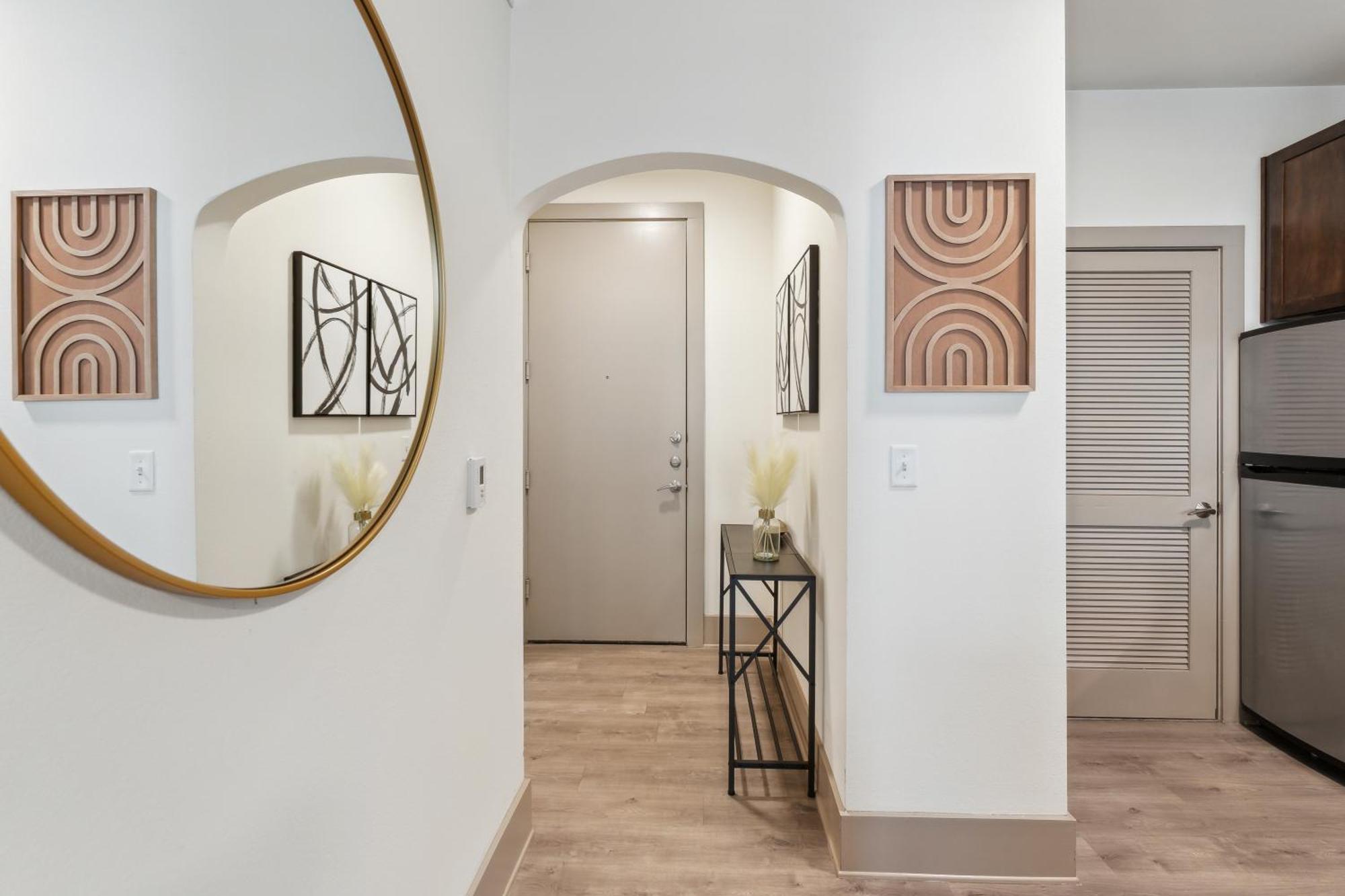 Spacious Uptown Gem Free Parking Pet Friendly Apartment *