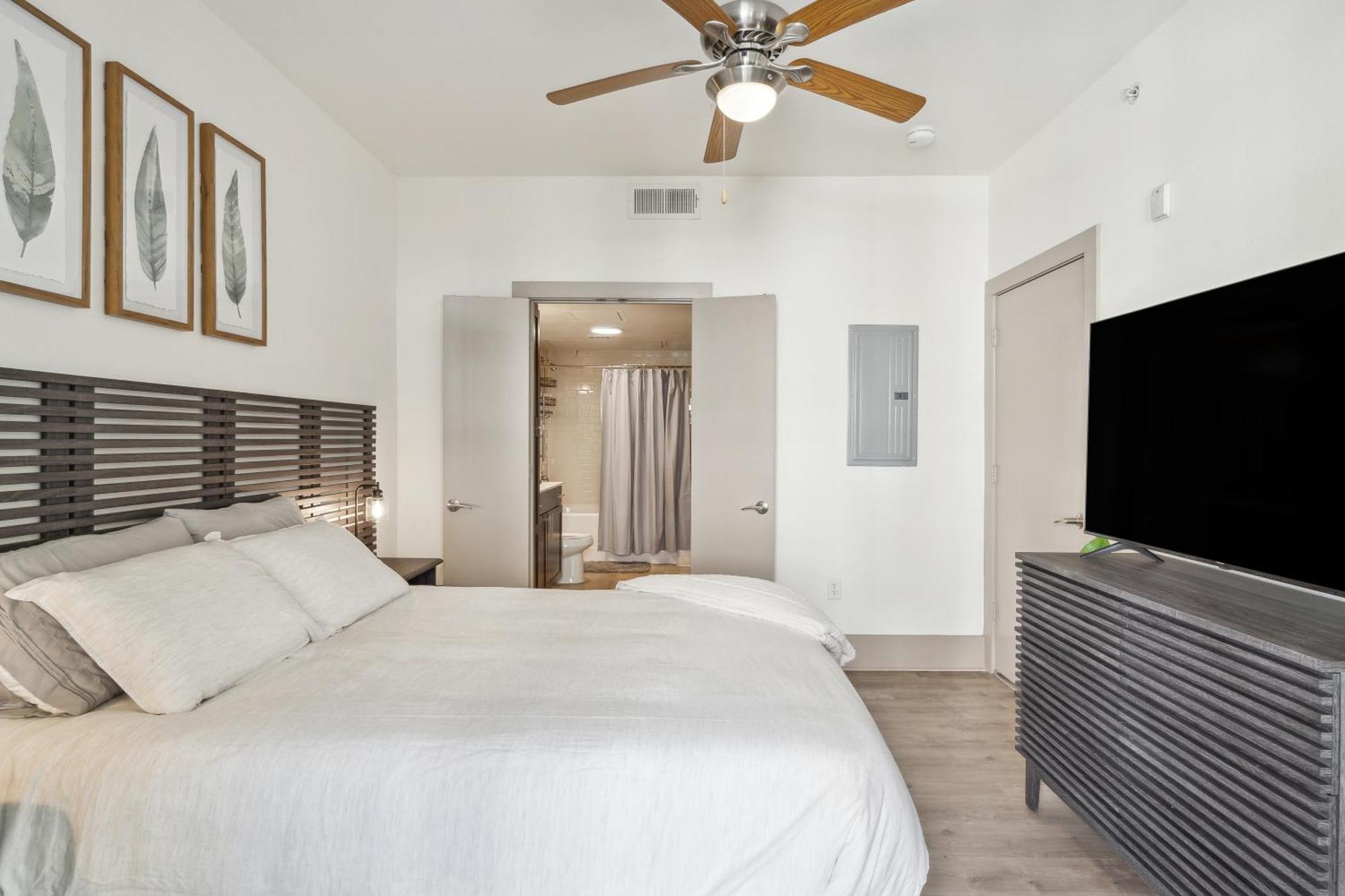 Spacious Uptown Gem Free Parking Pet Friendly *