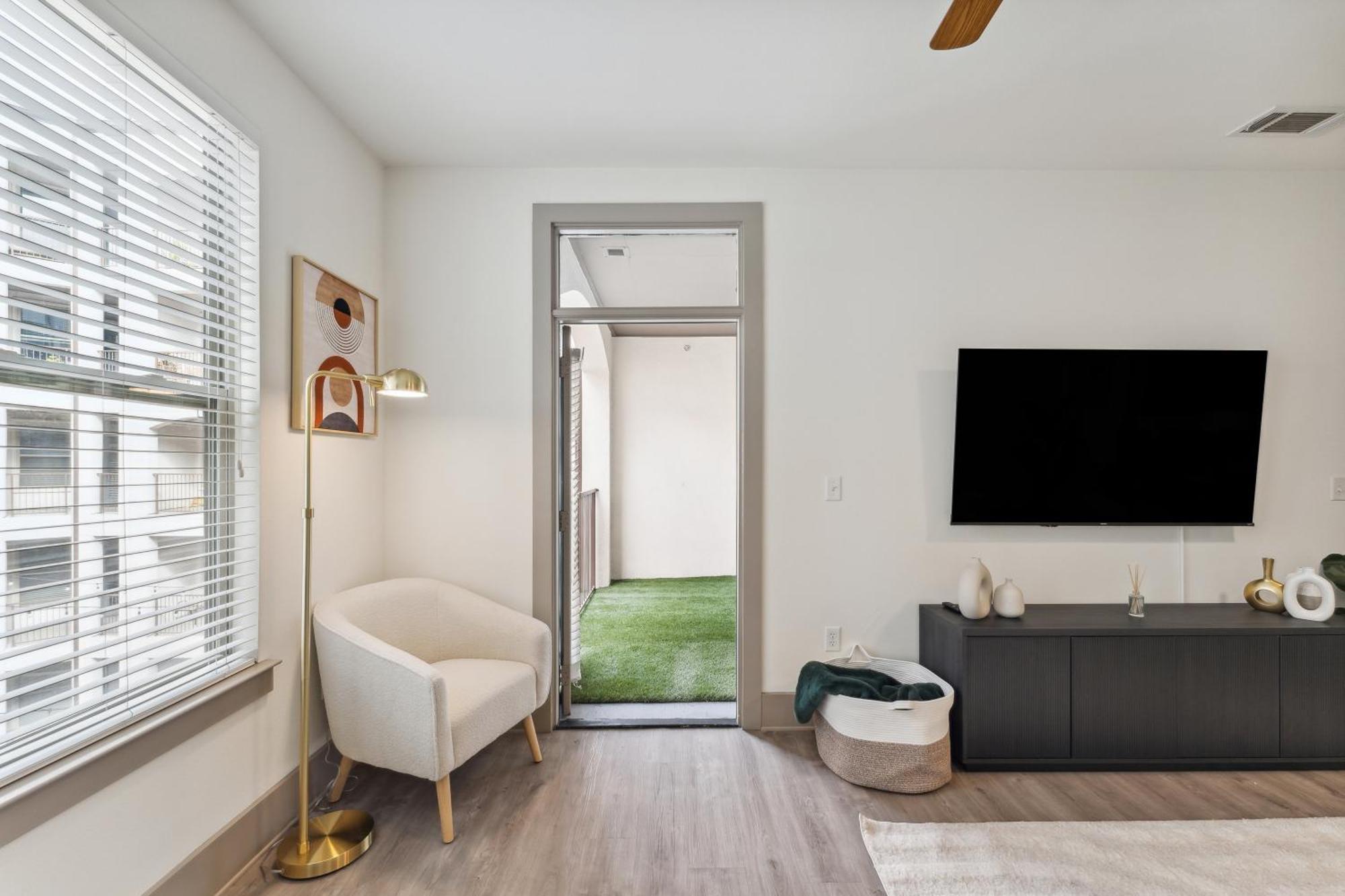 Spacious Uptown Gem Free Parking Pet Friendly Apartment