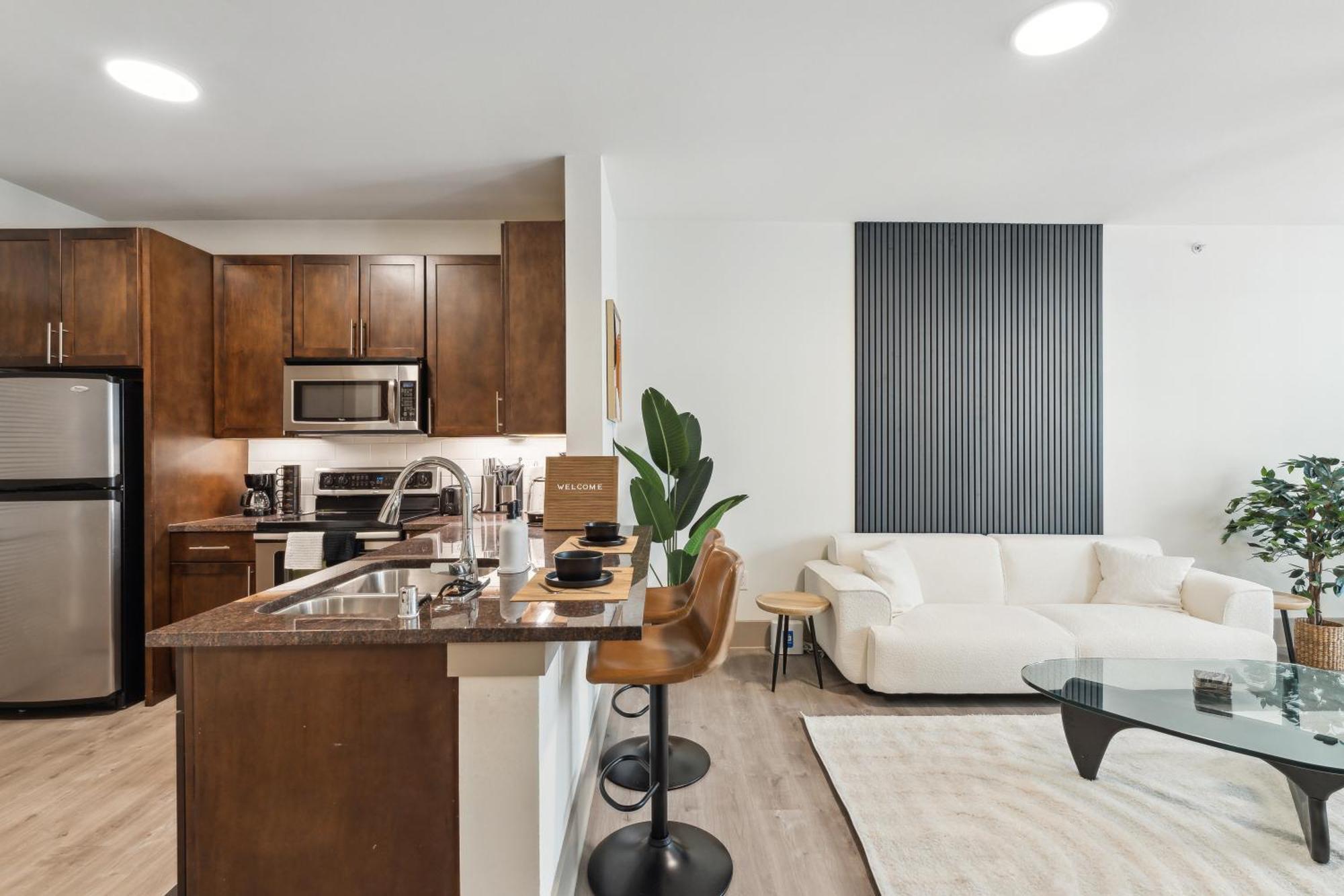 Spacious Uptown Gem Free Parking Pet Friendly *