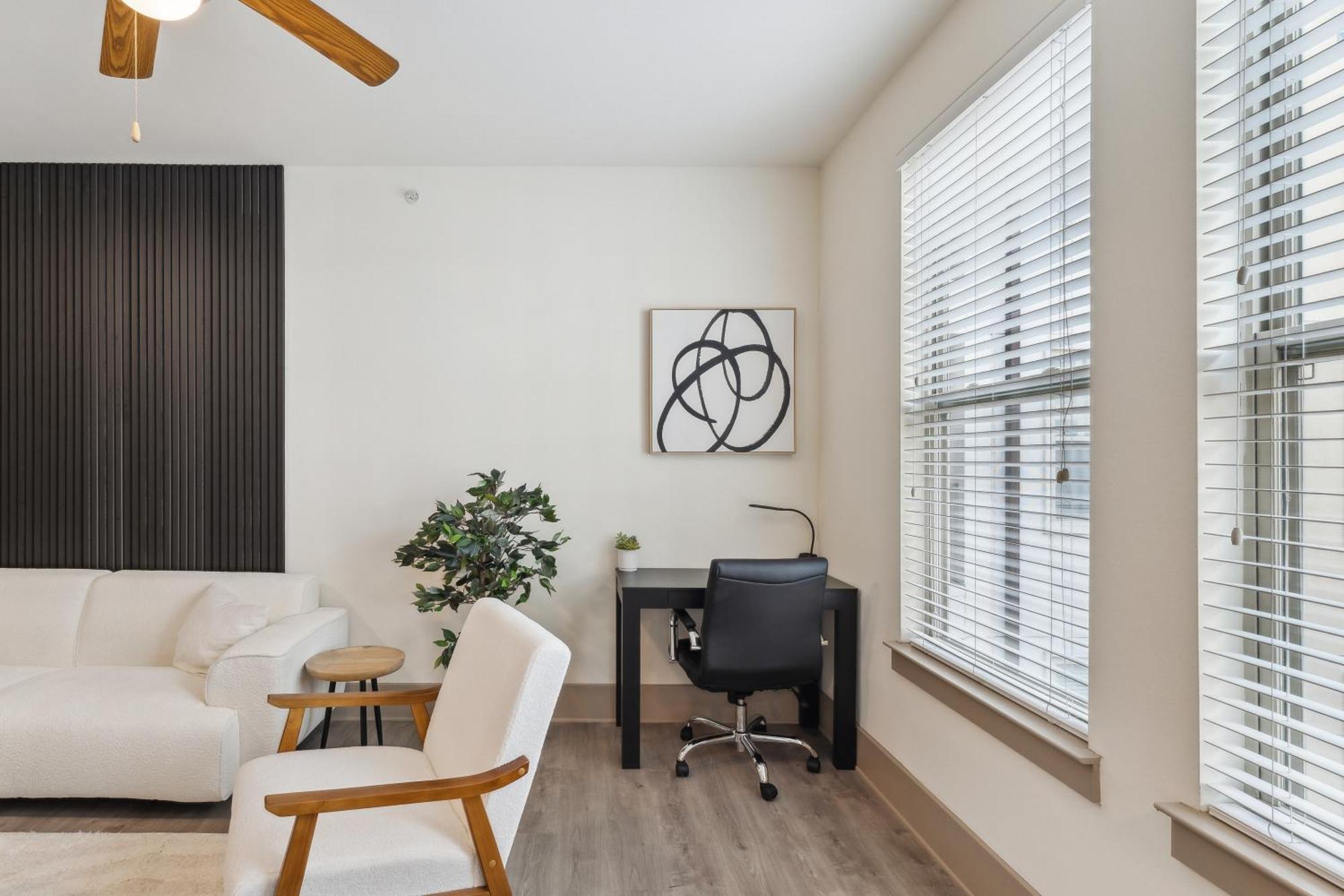 Spacious Uptown Gem Free Parking Pet Friendly Apartment *