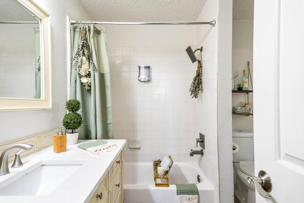 Apartment Stylish Lower Greenville